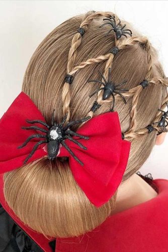 Peinados de Halloween con accesorios de araña #haloweenhairstyles #updo #braids